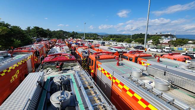 Fire trucks are seen lined up next to each other near Gangbuk Public Stadium in Gangneung, Gangwon Province, Sunday, as a “state of national disaster” was declared in the city the previous day. According to the Gangwon Fire Headquarters, a total of 71 fire department water tankers were mobilized that day, including the 50 water tankers mobilized by the National Fire Agency, with an expected water supply of 2,500 metric tons. (Gangwon Fire Headquarters)