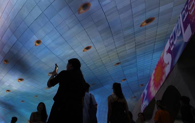 Media art is being displayed on the facade of the Dongdaemun Design Plaza in central Seoul during the 2025 fall edition of the biannual ″Seoul Light DDP″ on Aug. 28. [YONHAP]