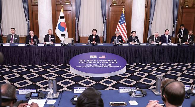 이재명 대통령(가운데)이 지난 25일(현지시간) 미국 워싱턴DC 윌라드 호텔에서 열린 한미 비즈니스 라운드테이블에서 기조연설을 하고 있다. 연합뉴스&nbsp;