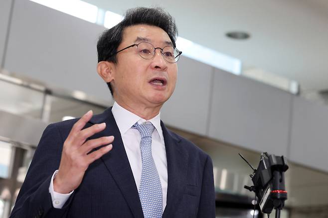 이억원 금융위원장 후보자가 14일 서울 중구 예금보험공사에 마련된 인사청문회 준비 사무실로 첫 출근하며 기자들 질의에 답하고 있다. 연합뉴스