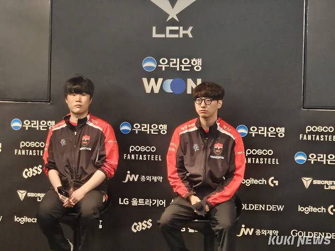 ‘칼릭스’ 선현빈과 박승진 농심 감독이 31일 서울 종로구 롤파크 LCK 아레나에서 열린 KT 롤스터와의 ‘2025 LCK’ 정규시즌 5라운드 경기가 끝난 뒤 기자회견에 참석하고 있다. 송한석 기자