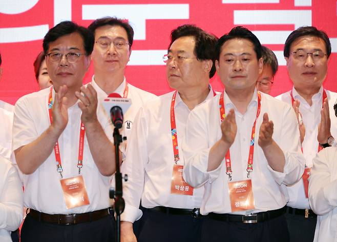 29일 인천국제공항공사 항공교육원에서 열린 2025 국민의힘 국회의원 연찬회에서 장동혁 대표, 송언석 원내대표 등 의원들이 결의문을 발표한 뒤 박수치고 있다. 연합뉴스
