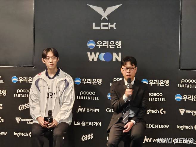 ‘스폰지’ 배영준과 김상수 DRX 감독이 31일 서울 종로구 롤파크 LCK 아레나에서 열린 OK저축은행 브리온과의 ‘2025 LCK’ 정규시즌 5라운드 경기가 끝나고 취재진과 인터뷰를 하고 있다. 송한석 기자