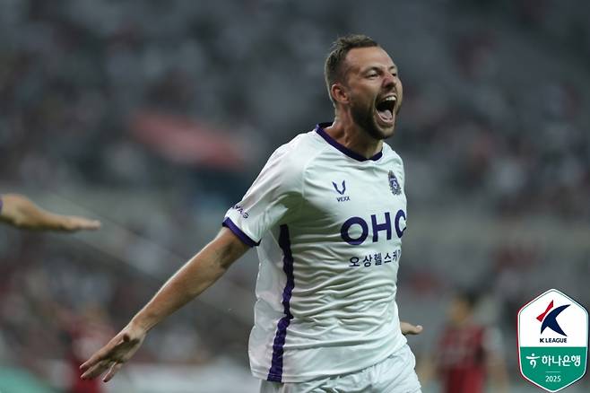 토마스가 31일 오후 7시 서울월드컵경기장에서 열린 ‘하나은행 K리그1 2025’ 28라운드 FC서울과 원정경기에서 골을 넣은 뒤 기뻐하고 있다. 한국프로축구연맹 제공