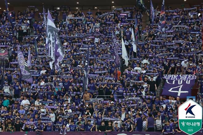 FC안양 서포터즈들이 31일 오후 7시 서울월드컵경기장에서 열린 ‘하나은행 K리그1 2025’ 28라운드 FC서울과 원정경기에서 안양을 응원하고 있다. 한국프로축구연맹 제공