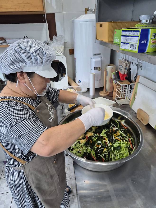 일산방주교회의 성도들은 매주 토요일마다 노숙인에게 나눠줄 도시락 80인분을 준비해 8년째 나누고 있다. 교회 제공