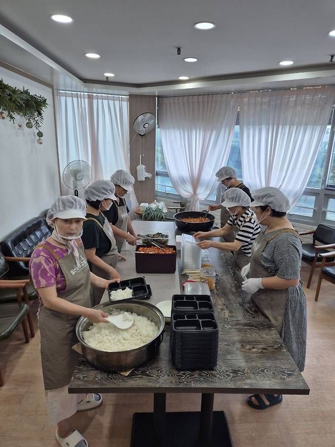 일산방주교회의 성도들은 매주 토요일마다 노숙인에게 나눠줄 도시락 80인분을 준비해 8년째 나누고 있다. 교회 제공