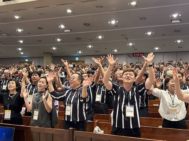 두란노아버지학교 수료자들이 30일 서울 서초구 양재온누리교회에서 열린 '파더 블레싱'에서 율동을 하며 찬양하고 있다.