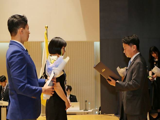에어부산 창립 18주년 기념행사에서 정병섭 대표(오른쪽)가 직원에게 포상을 수여하고 있다./에어부산 제공