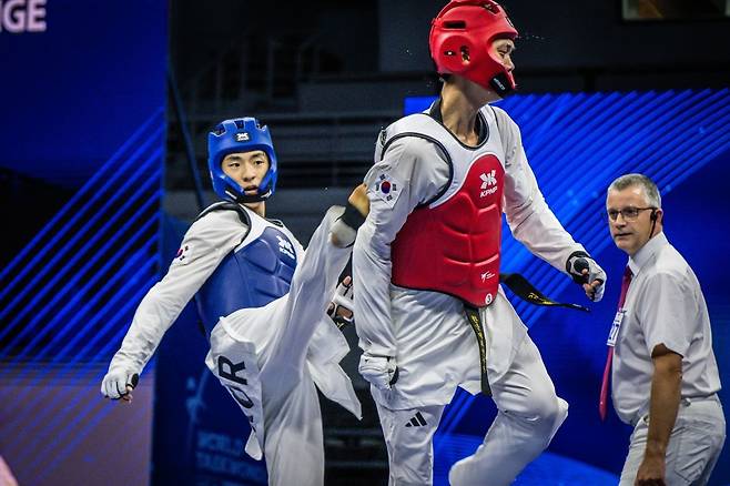 배준서(왼쪽‧강화군청)가 30일 전북 무주 태권도원 T1 경기장에서 열린 무주 태권도원 2025 세계태권도 그랑프리 챌린지 남자 58㎏급 결승에서 김종명을 상대로 공격을 시도하고 있다. 연합뉴스