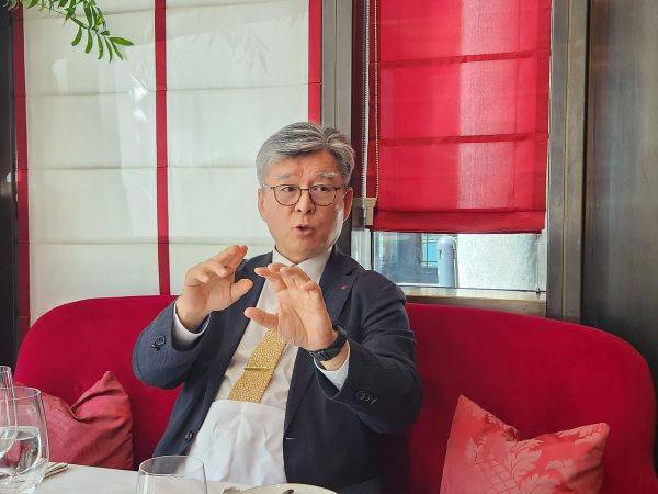 오상록 KIST 원장이 오스트리아 빈에서 한국과학기자협회 공동취재단과 인터뷰하는 모습. 한국과학기자협회 공동취재단