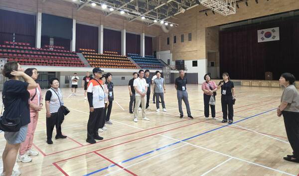 여주시체육회가 지난 30일 속초종합체육센터 선진지 견학을 진행, 속초시 관계자로부터 시설운영에 대해 설명을 듣고 있다. 유진동기자