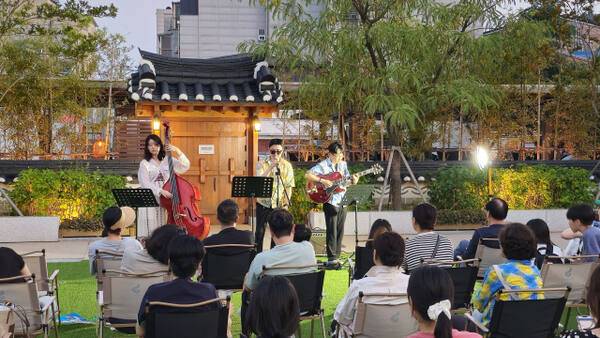 정조테마공연장의 한옥 분위기를 자랑하는 어울마당에서 진행된 버스킹 공연 ‘여울야락’ 전경. 수원문화재단 제공