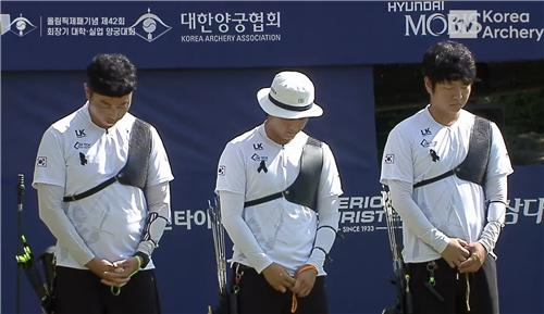 묵념하는 인천계양구청 선수들. 사진[연합뉴스]