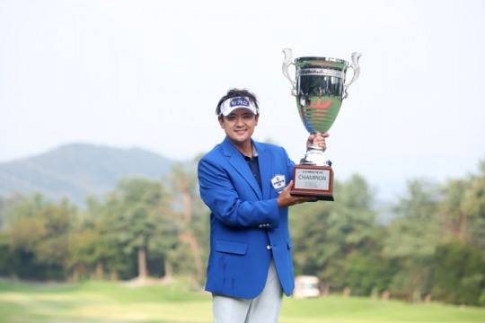 우승 트로피를 든 박상현 / 사진=KPGA 제공. 연합뉴스