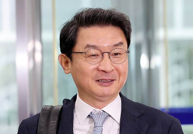 이억원 금융위원장 후보자가 14일 서울 중구 예금보험공사에 마련된 인사청문회 준비 사무실로 첫 출근하고 있다. [사진=연합뉴스]
