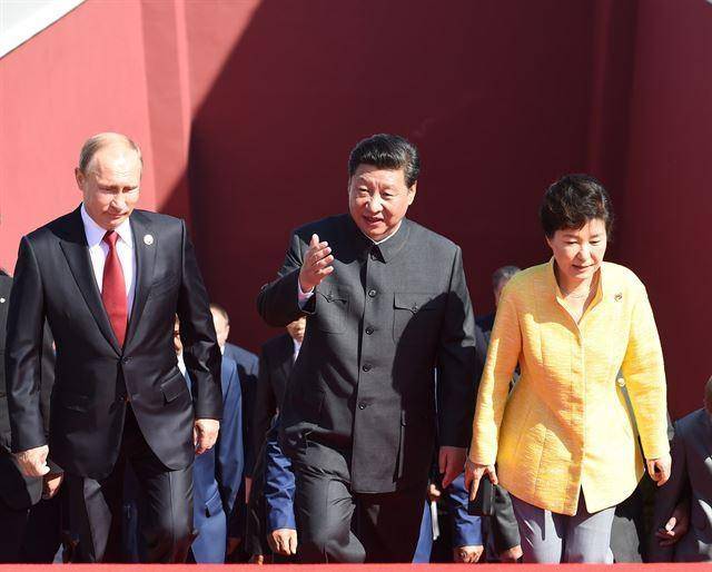 지난 2015년 9월 3일 중국 전승절 기념 열병식 행사에서 시진핑(가운데)중국 국가주석, 블라디미르 푸틴(왼쪽) 러시아 대통령,  박근혜 한국 대통령이 베이징 천안문 망루에 오르고 있다. [사진=연합뉴스]
