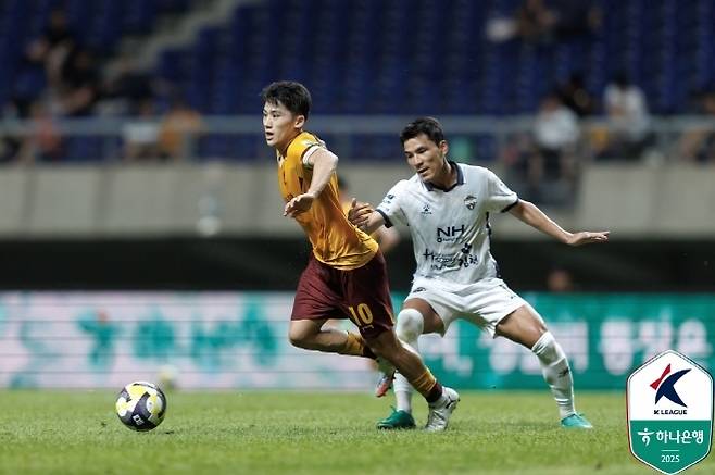 최경록(사진 왼쪽). 사진=한국프로축구연맹