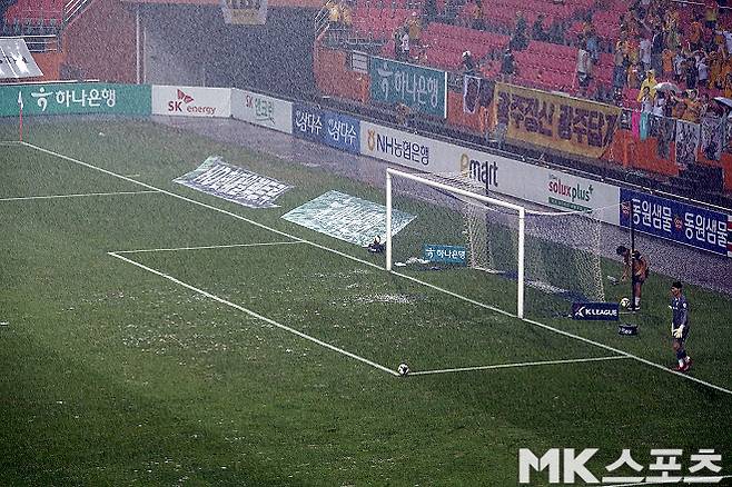 8월 30일 제주 SK-광주 FC전 전반 막판 제주월드컵경기장엔 폭우가 쏟아졌다. 사진=이근승 기자