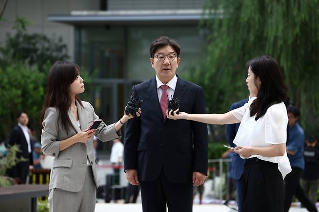 권성동 국민의힘 의원이 지난 27일 오전 서울 종로구에 마련된 김건희 특검팀(특별검사 민중기) 사무실로 통일교 부정 청탁 의혹 관련 조사를 받기 위해 출석하며 취재진 질문에 답하고 있다. /사진=뉴스1
