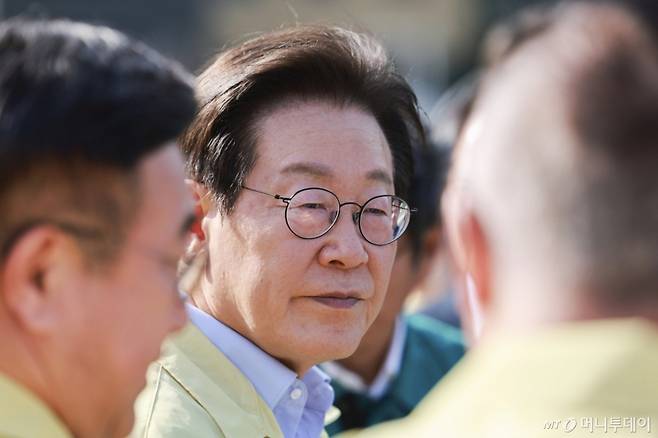 [강릉=뉴시스] 고범준 기자 = 이재명 대통령이 30일 강원 강릉시 성산면 오봉저수지를 방문해 가뭄 피해 상황 등을 점검한 뒤 이동하고 있다. 2025.08.30. bjko@newsis.com /사진=고범준