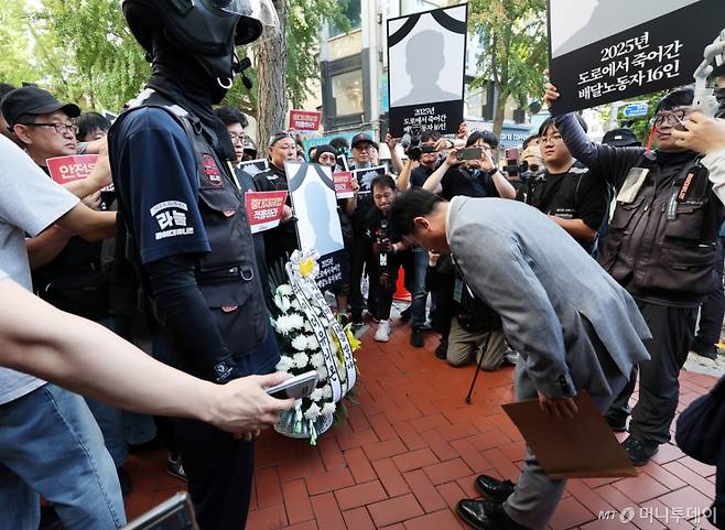 김영훈 고용노동부 장관이 12일 오후 서울 중구 민주노총에서 열린 간담회에 앞서 라이더유니온 조합원들로부터 배달노동자 산재 사고 대책을 촉구하는 서한문을 전달받은 후 허리 숙여 인사하고 있다.   김 장관은 지난 2010년 1월부터 2012년 11월까지 민주노총 제6기 9대 위원장을 지냈다. 2025.8.12/사진=뉴스1  Copyright (C) 뉴스1. All rights reserved. 무단 전재 및 재배포,  AI학습 이용 금지.