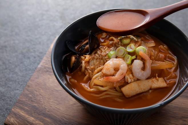 외래어를 기반으로 한 짬뽕이 표준어로 인정되면서 짜장면에 대한 형평성 문제가 더욱 커졌다. /사진=클립아트코리아