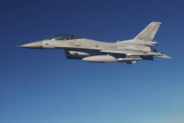 지난 2022년 폴란드 라스크 상공에서 훈련 중인 폴란드 공군 소속 F-16 전투기.  28일 폴란드 라돔에서 열리는 에어쇼를 앞두고 훈련비행을 하던 F-16 전투기가 추락해 1명이 숨졌다.