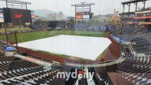 비 내리는 대전 한화생명 볼파크./대전=김경현 기자