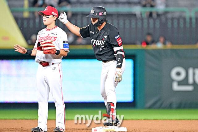 8일 인천 SSG랜더스필드에서 열린 '2025 신한 SOL BANK KBO리그' KT 위즈와 SSG랜더스 경기. KT 김상수가 4회초 2사 2루 동점 적시 1타점 2루타를 친 후 기뻐하고 있다./마이데일리