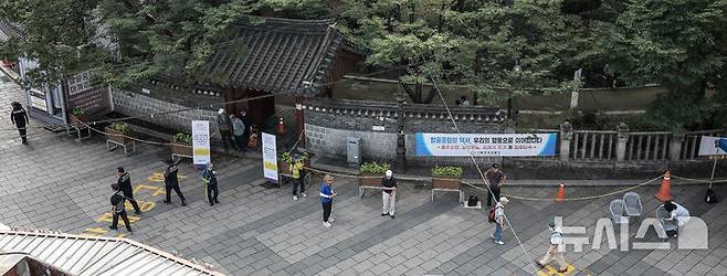 [서울=뉴시스] 정병혁 기자 = 27일 서울 종로구 탑골공원에서 시민들이 이동하고 있다. 서울 종로구는 독립운동 정신이 깃든 탑골공원의 역사적 가치를 보존하고 시민 모두가 쾌적하고 안전하게 공원을 이용할 수 있도록 공원 내 질서 계도에 집중하고 있다고 밝혔다. 2025.08.27. jhope@newsis.com