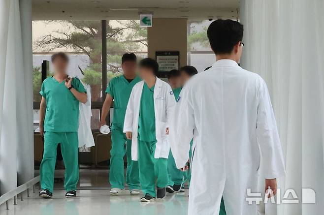 [서울=뉴시스] 권창회 기자 = 서울 시내 대학병원에서 의료진들이 이동하고 있다. 2025.06.25. kch0523@newsis.com