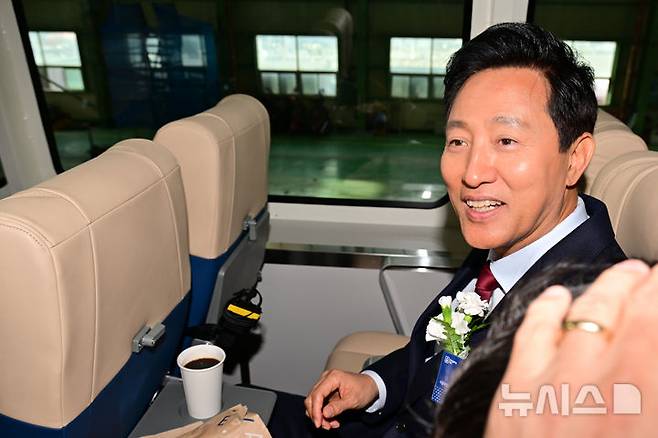 [사천=뉴시스] 차용현 기자 = 지난해 11월25일 오후 경남 사천시 사남면 은성중공업 일원에서 개최된 한강버스 안전기원 진수식에 참석한 오세훈 서울시장이 한강버스에 올라 내부를 둘러 보고 있다. 2024.11.25. con@newsis.com