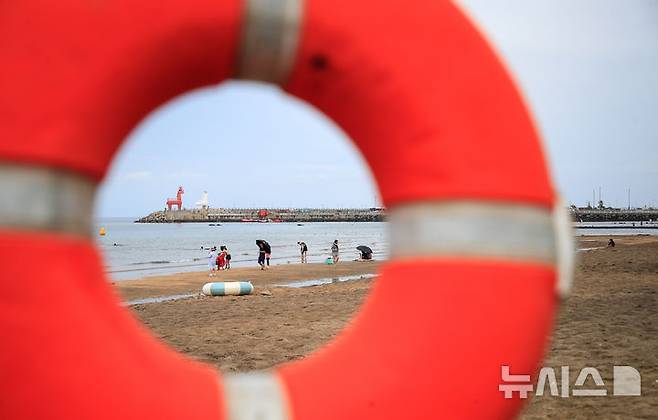 [제주=뉴시스] 우장호 기자 = 제주 도내 12개 지정해수욕장이 폐장하는 31일 오후 제주시 이호테우해숙장이 평소 주말보다 찾는 이가 없어 한산한 모습을 보이고 있다. 2025.08.31. woo1223@newsis.com