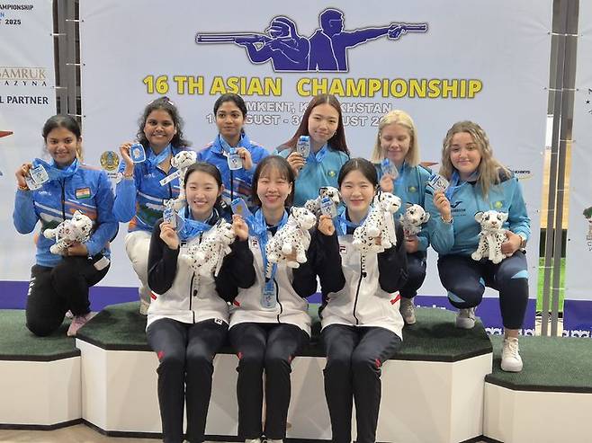 [서울=뉴시스] 제16회 아시아사격선수권대회 50m 소총복사 여자 단체전에서 우승한 한국 사격. 아랫줄 왼쪽부터 임하나, 이은서, 김제희. (사진=대한사격연맹 제공) *재판매 및 DB 금지