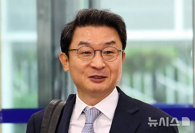 [서울=뉴시스] 최진석 기자 = 이억원 금융위원장 후보자가 14일 서울 중구 예금보험공사에 차려진 인사청문회 준비 사무실로 첫 출근하고 있다. 2025.08.14. myjs@newsis.com