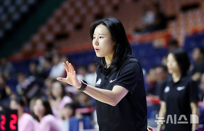 [부산=뉴시스] 하경민 기자 = '2025 BNK금융 박신자컵' 신한은행과 덴소(일본)의 경기가 열린 31일 부산 동래구 사직실내체욕관에서 최윤아 신한은행 감독이 작전지시를 하고 있다.  오는 9월7일까지 열리는 이번 대회에는 BNK, 삼성생명, 우리은행, KB국민은행, 신한은행, 하나은행 등 WKBL 6개 구단을 비롯해 스페인 카사데몬트 사라고사와 헝가리 DVTK 훈테름, 일본 후지쯔, 덴소 등 4개국 총 10개 구단이 경쟁한다. 2025.08.31. yulnetphoto@newsis.com