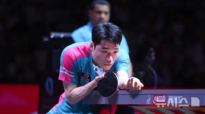 [도하(카타르)=뉴시스] 사진공동취재단 = 장우진이 22일(현지 시간) 카타르 도하 루사일 아레나에서 열린 2025 국제탁구연맹(ITTF) 세계선수권대회 남자단식 16강 스웨덴 트룰스 모르가르드와 경기를 펼치고 있다. 2025.05.23. photo@newsis.com