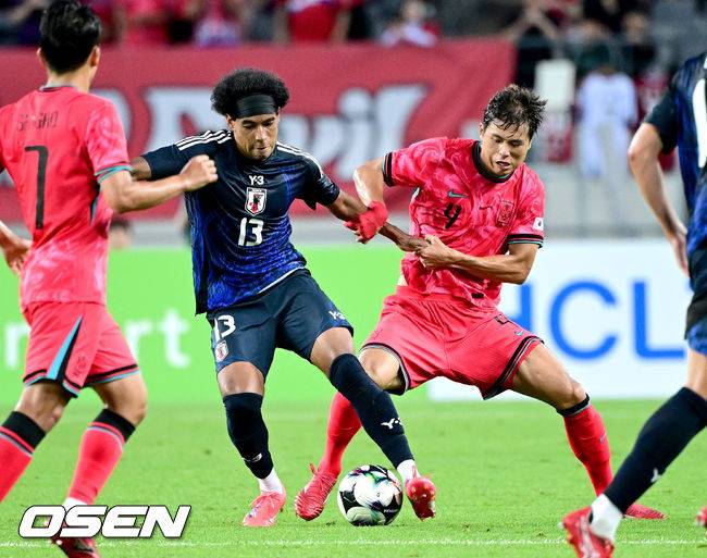 [OSEN=용인, 최규한 기자] 홍명보 감독이 이끄는 남자축구대표팀이 15일 오후 용인 미르스타디움에서 2025 동아시아축구연맹(EAFF) E-1 챔피언십(동아시안컵) 3차전 일본과 경기를 가졌다.&nbsp;한국은 1차전서 중국을 3-0, 2차전서 홍콩을 2-0으로 완파했다. 하지만 일본이 1차전서 홍콩을 6-1, 2차전서 중국을 2-0으로 이겼다. 골득실 +7의 일본이 +5의 한국을 누르고 조 선두인 상황이다. 나란히 2승을 거둔 한국과 일본은 대회 우승컵을 놓고 격돌한다.&nbsp;전반 한국 김주성과 일본 저메인 료가 볼다툼을 벌이고 있다. 2025.07.15 / dreamer@osen.co.kr