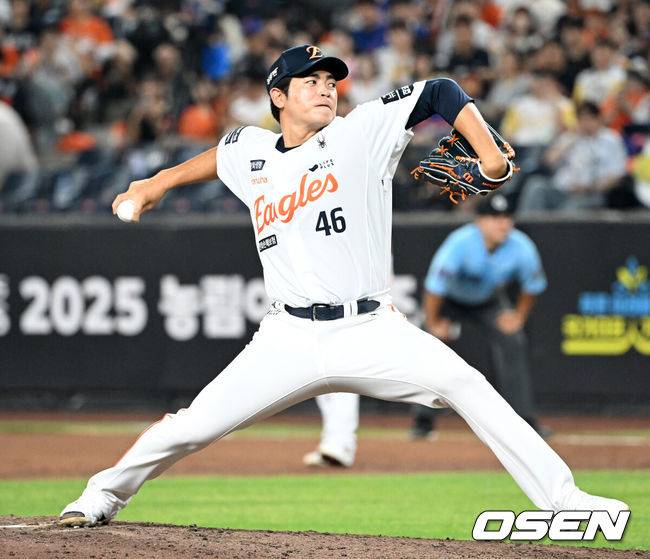 [OSEN=대전, 이대선 기자] 20일 오후 대전 한화생명볼파크에서 2025 신한 SOL Bank KBO리그 한화 이글스와 두산 베어스의 경기가 열렸다.한화는 조동욱, 두산은 곽빈을 선발로 내세웠다.6회초 한화 이태양이 역투하고 있다. 2025.08.20 /sunday@osen.co.kr
