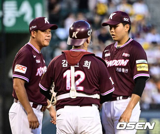 [OSEN=잠실, 조은정 기자]30일 오후 서울 잠실구장에서 ‘2025 신한 SOL Bank KBO리그’ LG 트윈스와 키움 히어로즈의 경기가 열렸다.홈팀 LG는 톨허스트, 방문팀 키움은 박정훈을 선발로 내세웠다.3회말 위기에 포수 김건희와 코칭스태프가 마운드에 올라 선발 박정훈과 대화를 하고 있다. 2025.08.30 /cej@osen.co.kr