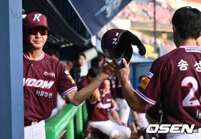 [OSEN=잠실, 조은정 기자]31일 오후 서울 잠실구장에서 ‘2025 신한 SOL Bank KBO리그’ LG 트윈스와 키움 히어로즈의 경기가 열렸다.홈팀 LG는 손주영, 방문팀 키움은 알칸타라를 선발로 내세웠다.키움 설종진 감독대행이 1회초 1사 1,3루에서 키움 주성원 땅볼에 득점을 올린 송성문을 맞이하고 있다. 2025.08.31 /cej@osen.co.kr