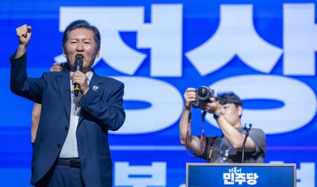 ▲더불어민주당 정청래 대표가 29일 인천시 중구 파라다이스시티 컨벤션에서 열린 2025 정기국회 더불어민주당 의원단 워크숍에서 연설하며 구호를 외치고 있다. ⓒ연합뉴스