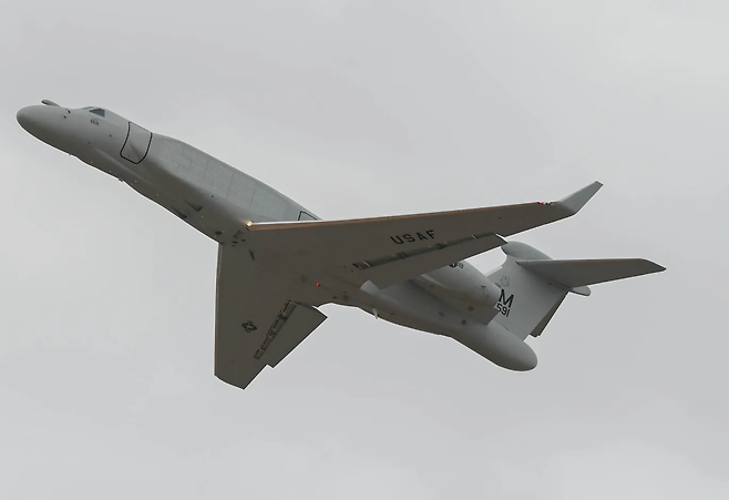 미 공군 EA-37B 전자전기가 이륙하고 있다. 미 공군 제공