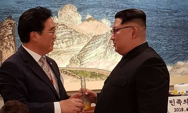2018년 4월27일 판문점에서 열린 남북정상회담 만찬에서&nbsp;당시 더불어민주당 우원식 원내대표와 김정은 북한 국무위원장이 대화를 나누고 있다. 우원식 국회의장 SNS 갈무리