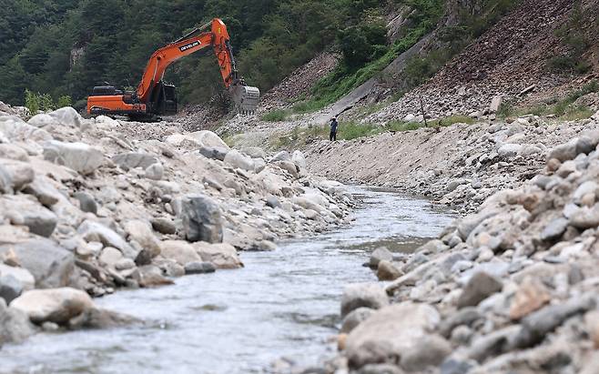 31일 강원 강릉시 주요 상수원인 오봉저수지 상류에서 한 관계자가 포크레인으로 물길을 내고 있다. 뉴스1