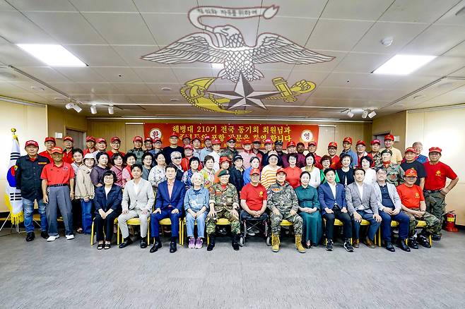 해병대 제210기 전국 동기회는 지난 29~30일까지 양일간 경북 포항에서 모임을 가진 가운데 기념촬영을 하고 있다. 해병대 제210기 제공