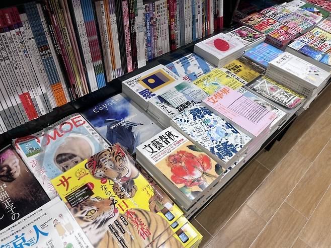 일본 도쿄 한 서점의 잡지 진열 코너. 니혼게이자이신문 보도에 따르면 일본의 종이 문예지의 종수는 2014년 25종에서 17종으로 줄었다. 도쿄 명희진 특파원