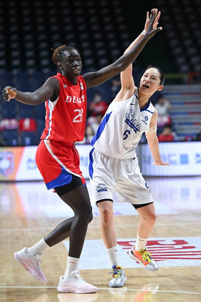 인천 신한은행 최이샘이 31일 부산 사직체육관에서 열린 2025 박신자컵 조별리그 B조 덴소 아이리스와의 첫 경기에서 슛하고 있다. WKBL 제공