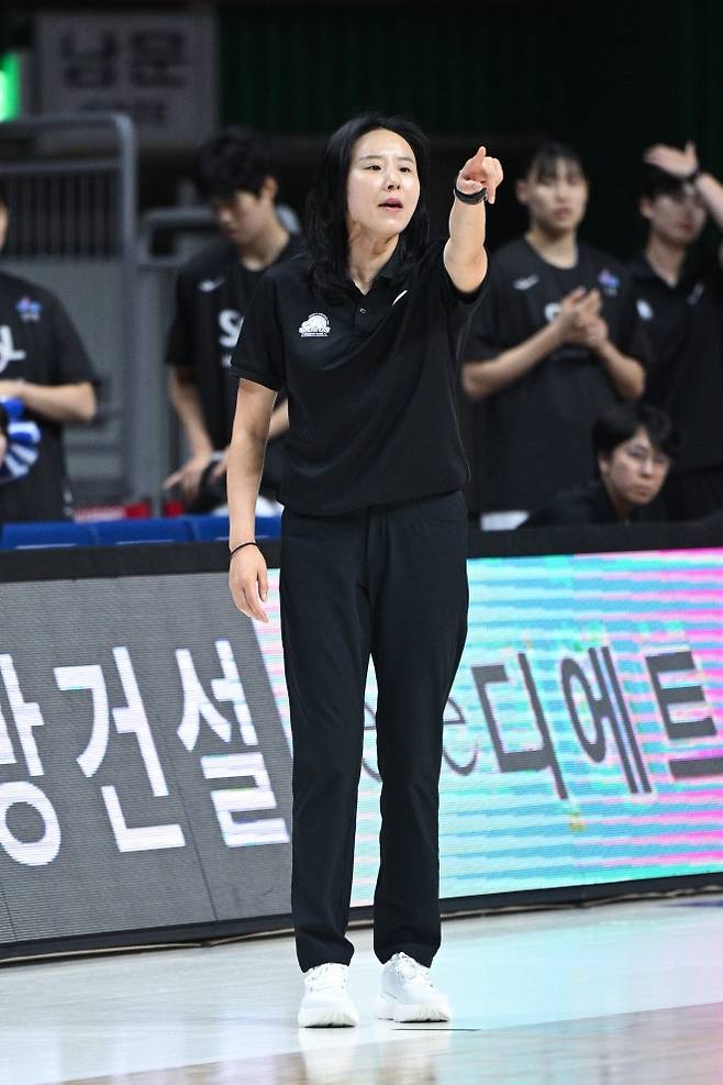 최윤아 인천 신한은행 감독이 31일 부산 사직체육관에서 열린 2025 박신자컵 조별리그 B조 덴소 아이리스전에서 작전 지시하고 있다. WKBL 제공